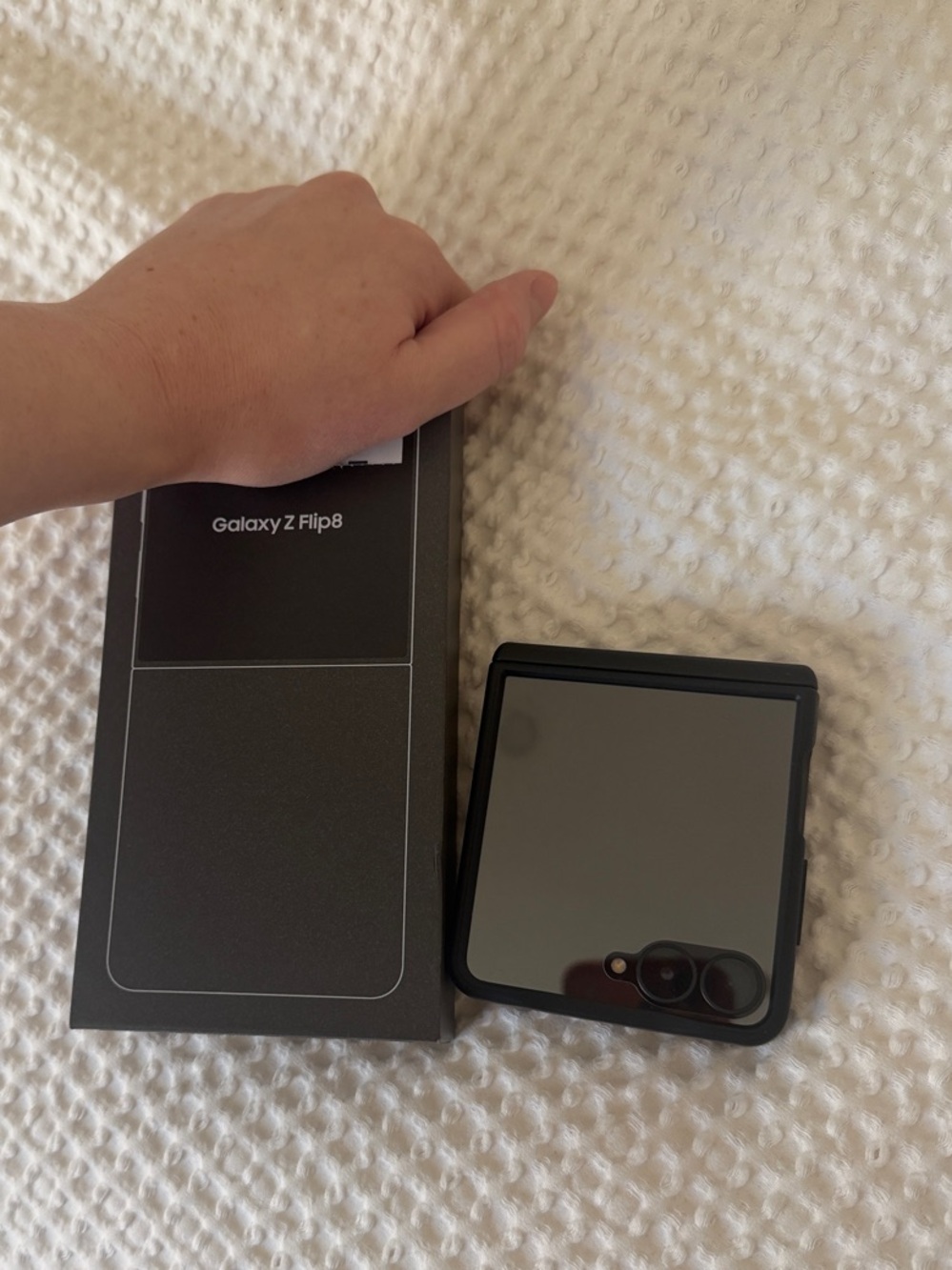 Samsung Galaxy Z Flip8 - Glossy Black Foldable